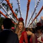 Durante semanas, las sevillanas preparan su traje para estos días. Un truco para reconocer a las de pura cepa: se colocan la flor en la parte alta de la cabeza, en ningún caso sobre la oreja. Sería un fake.