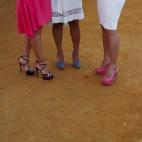 No es obligatorio vestirse de manera tradicional, pero sí se suele ir bastante arreglado. Pese a que el suelo de la Feria es de arena, los tacones parecen imprescindibles.