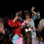 Aunque también se escucha —y se baila— otra música, las sevillanas son la reinas de la Feria. ¡Para eso estamos en Sevilla! Hay quien va a clases los meses anteriores para poder darlo todo. Los que no hayan podido hacerlo, siempre tienen ...