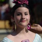 Si el traje de flamenca no tiene un bolsillo para guardar el móvil, se tira de imaginación.