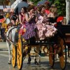 El vestido, los tacones, el maquillaje, los pendientes... y la barra de labios. Ningún detalle se descuida, pese a las muchas horas que se pasa en el Real de la Feria.