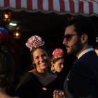 La fiesta continúa al caer el sol. Los contrastes entonces se hacen más evidentes. El atardecer ilumina los coloridos trajes de sevillanas y ensombrece los oscuros trajes de ellos.