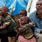 Mave Grace, sentada con su hermana Francine Imani, de seis a&ntilde;os, Racahele-Ngabausi, de dos, y su padre, Nyine Richard.