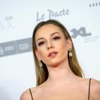 La actriz lleva una melena rubia larga y extralisa.