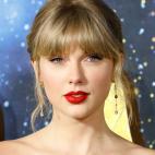 Su estilismo por excelencia es recogido con flequillo.