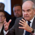 5c8a8521250000bd05813d40