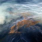 Hay diversos espesores de fuel en el mar, pero todos ellos son amenazantes para la Reserva de la Biosfera próxima.