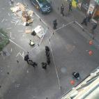 Agentes de la Policía inspeccionan la zona en busca de pruebas.