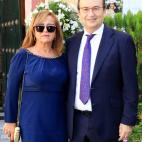 Pepe Castro, presidente del Sevilla, junto a su acompañante