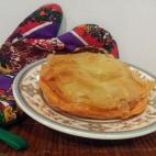 Con hojaldre, masa filo, carne picada, tomates maduros, chorizo de Cantimpalo, jamón serrano ibérico y huevos duros. Aquí puedes ver la receta completa.