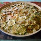 Lleva también tomates, huevos duros, queso emmental, pimienta y canela. En este enlace puedes consultar la receta completa.