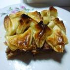 Con pollo, cebollas, perejil, vino blanco, huevos, pimiento morrón, aceitunas y tapas de empanadas. Aquí puedes ver la receta.