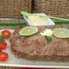 Con carne picada, huevos, pimientos del piquillo, perejil, queso y pan rallado, quesitos de porciones, vino blanco, mayonesa, mostaza, yogur griego y nuez moscada. Aquí puedes consultar la receta completa.