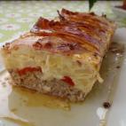 Los ingredientes para prepararlo son: carne picada, patatas, huevos, pimientos de piquillo, queso gouda, cebolla, bacon, sal y pimienta. Aquí puedes ver la receta completa.