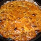 Con carne, puré de patatas, huevos, nata de cocina, piñones, pasas, nueces, cebolla, pimienta y albahaca. Aquí puedes ver la receta completa.