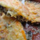 Se prepara con berenjenas, cebollas, ajo, leche, carne picada, queso, y huevos. Aquí puedes ver cómo prepararlo.