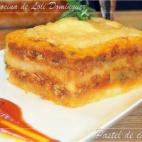 Los ingredientes son carne picada, tomate frito, champiñones, cebolla, ajo, orégano, perejil, pimiento rojo, patatas y queso para derretir. Ésta es la receta completa.