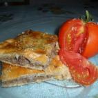 Se prepara con hojaldre, carne de vaca picada, zumo de limón, pasas, nuez troceada, semillas de sésamo y huevos. Esta es la receta completa.