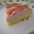 Está hecho con carne de cerdo, bacon, cebolla, huevo y patata. Mira aquí cómo prepararlo.