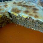 Lleva también pimiento rojo, ajo picado, caldo de carne, pimentón, romero, huevos cocidos y azúcar. Consulta cómo prepararlo.