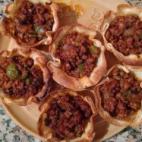 Con ajo, cebolla, pimiento verde (o rojo), carne picada, vino tinto y tomate triturado. Aquí puedes ver cómo prepararlos.