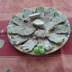 Se prepara con carne picada, mitad cerdo y mitad ternera, huevo, pan rallado, piñones y pasas. Consulta aquí la receta completa.