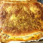 Su nombre lo delata. El hojaldre esconde un preparado de carne como el que se usa para acompañar a los macarrones. Aquí puedes consultar la receta completa.