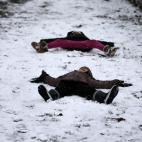 Ni&ntilde;os jugando en el retiro de Madrid, nevado.