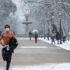 Un 'runner' en el parque del Retiro.