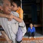 Do Duc Diu, un ex soldado, es besado por su hija discapacitada, Do Thi Nga, ante la mirada de su esposa. 12 de sus 15 hijos han muerto por enfermedades que los doctores vinculan con el agente naranja lanzado por EEUU. El antiguo soldado estuvo e...