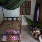 Phan Van Lam, en su hamaca, en la provincia de Quang Binh. Su padre, ex soldado, luchó en el norte. Dice que no estuvo expuesto directamente al agente naranja, pero luego vivió en zonas afectadas. El intenso daño cerebral de su hijo procede d...