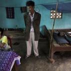 Le Van Dan (centro) mira a su nieto enfermo, Le Van Tam, mientras su hija alimenta a otro nieto discapacitado en su casa de Phuoc Thai. Le Van Dan fue un soldado de artillería y afirma que fue expuesto al agente naranja más de una vez.