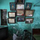 Fotos y diplomas de Doan Ngoc Uyen y Le Thi Teo, antiguos soldados, en Thai Binh. Sus hijos sufrieron, todos, problemas físicos y cerebrales.