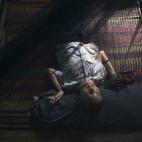 Le Dang Ngoc Hung, de 16 años, que sufre problemas físicos y mentales, descansa en su casa de Phuoc Thai. Su abuelo, militar, dice que fue expuesto reiteradamente al agente naranja e incluso fue rociado directamente por aviones militares de EEUU.