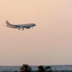 Un avi&oacute;n militar brit&aacute;nico se prepara para aterrizar en la Base Soberana de Akrotiri, un territorio brit&aacute;nico ubicado a 10 kil&oacute;metros de la ciudad de Limassol (Chipre), tras los ataques estadounidenses, brit&aacute;ni...