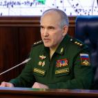 Sergei Rudskoi, jefe de la direcci&oacute;n operativa principal del Estado Mayor de las Fuerzas Armadas de Rusia, se dirige a los medios en una conferencia de prensa en Mosc&uacute; sobre los ataques a&eacute;reos lanzados por los Estados Unidos...