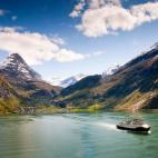 Harían falta muchos adjetivos para describir la belleza del fiordo de Geiganger, que algunos de los paisajes más impresionantes del país. De hecho, hay cascadas a ambos lados, granjas y gente practicando deportes acuáticos durante cualquier ...