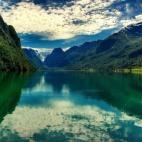 El Nærøyfjord, de nombre impronunciable, es uno de los brazos del fiordo Songnejord, junto al Aurlandsfjord. Es un fiordo pequeño, de 17 kilómetros, pero fue nombrado Patrimonio de la Humanidad en 2005 junto al de Geiranger. Algo debe de ten...