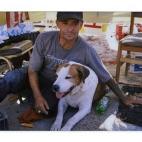 Hombre y su perro, en Niland