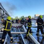 Equipos de bomberos trabajan en la zona.