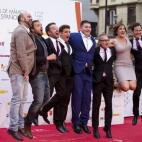 El director y actor Daniel Guzman (3i), ganador de la Biznaga de Oro por su película 'A cambio de nada', posa con su equipo de rodaje en la gala de clausura de la decimoctava edición del Festival de Cine Español de Málaga, esta noche en el T...