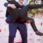 El director y actor Daniel Guzman (i), ganador de la Biznaga de Oro por su película 'A cambio de nada', posa con el actor Antonio Bachiller durante la gala de clausura.