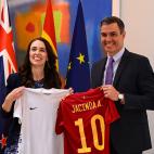 Pedro S&aacute;nchez recibe a la primera ministra de Nueva Zelanda, Jacinda Ardern.