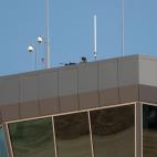 Un guardia civil supervisa la llegada de Biden a Madrid.