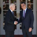 S&aacute;nchez recibe a Joe Biden un d&iacute;a antes de que comience la cumbre.