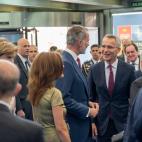 El rey Felipe saluda a Jens Stoltenberg.