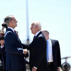 Felipe VI recibe a Biden a su llegada a Espa&ntilde;a.