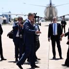 Felipe VI recibe a Biden a su llegada a Espa&ntilde;a.