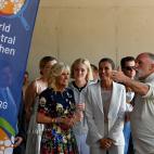 La reina Letizia y la primera dama de EEUU, Jill Biden, charlan con el chef Jos&eacute; Andres.