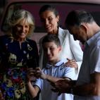 Jill Biden y la reina Letizia visitan un centro de refugiados ucranianos en Pozuelo de Alarc&oacute;n.